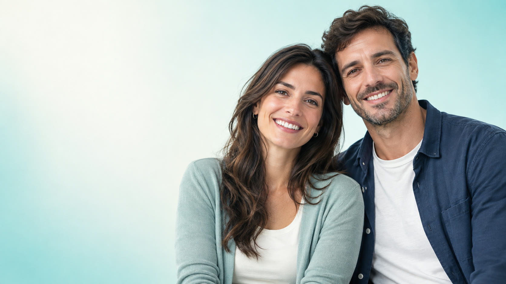 Mujer y hombre sonriendo
